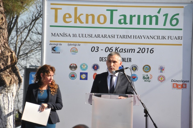 BÖLGE İÇİN ÖNEMLİ 
Fuarın açılışında konuşan Manisa Gıda Tarım ve Hayvancılık İl Müdür Vekili Metin Öztürk Tekno-Tarım fuarının sadece Manisa için değil tüm bölge için önemli olduğunu söyledi. Manisa’nın tarım başkenti olduğunu söyleyen Öztürk, “Manisa’nın tam ortasından geçen 175 km uzunluğundaki Gediz nehrinden yeterince faydalanıyoruz. Uzum üzümde dünya rekortmeni bir iliz. 78 bin 480 hektar tarım alanımız var. Sadece geçtiğimiz yıl 517 bin ton ihracat yapan bir iliz. Bu fuarın sektörümüze büyük katkıları olacak” dedi.