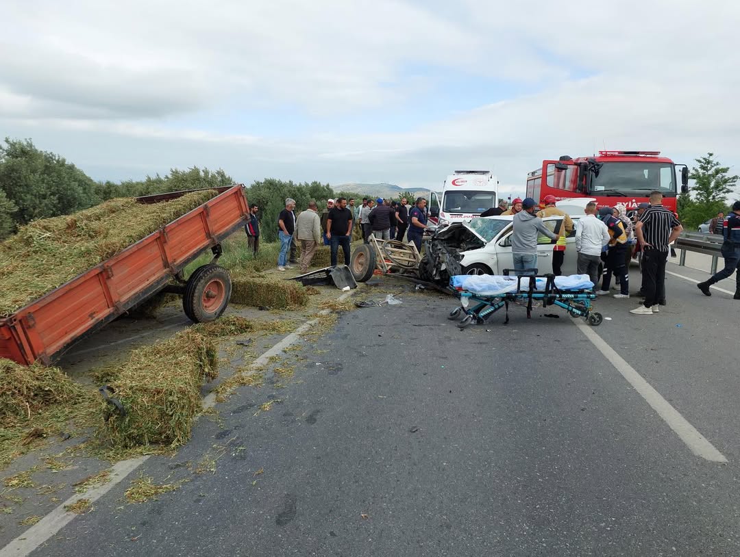 Akhisar Ilçemiz Sarıçalı Mevkiinde Meydana Gelen Çift Taraflı Trafik Kazasına Akhisar Ve Gölmarmara İtfaiye Ekiplerimiz Tarafından Müdahale Edilmiştir, Kazada Biri Sıkışık Iki Yaralı Çıkarılarak Sağlık Ekipleri (3)