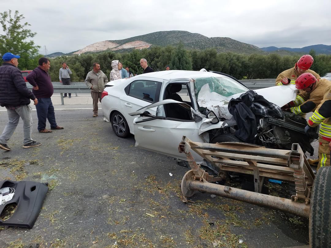 Akhisar Ilçemiz Sarıçalı Mevkiinde Meydana Gelen Çift Taraflı Trafik Kazasına Akhisar Ve Gölmarmara İtfaiye Ekiplerimiz Tarafından Müdahale Edilmiştir, Kazada Biri Sıkışık Iki Yaralı Çıkarılarak Sağlık Ekipleri (6)