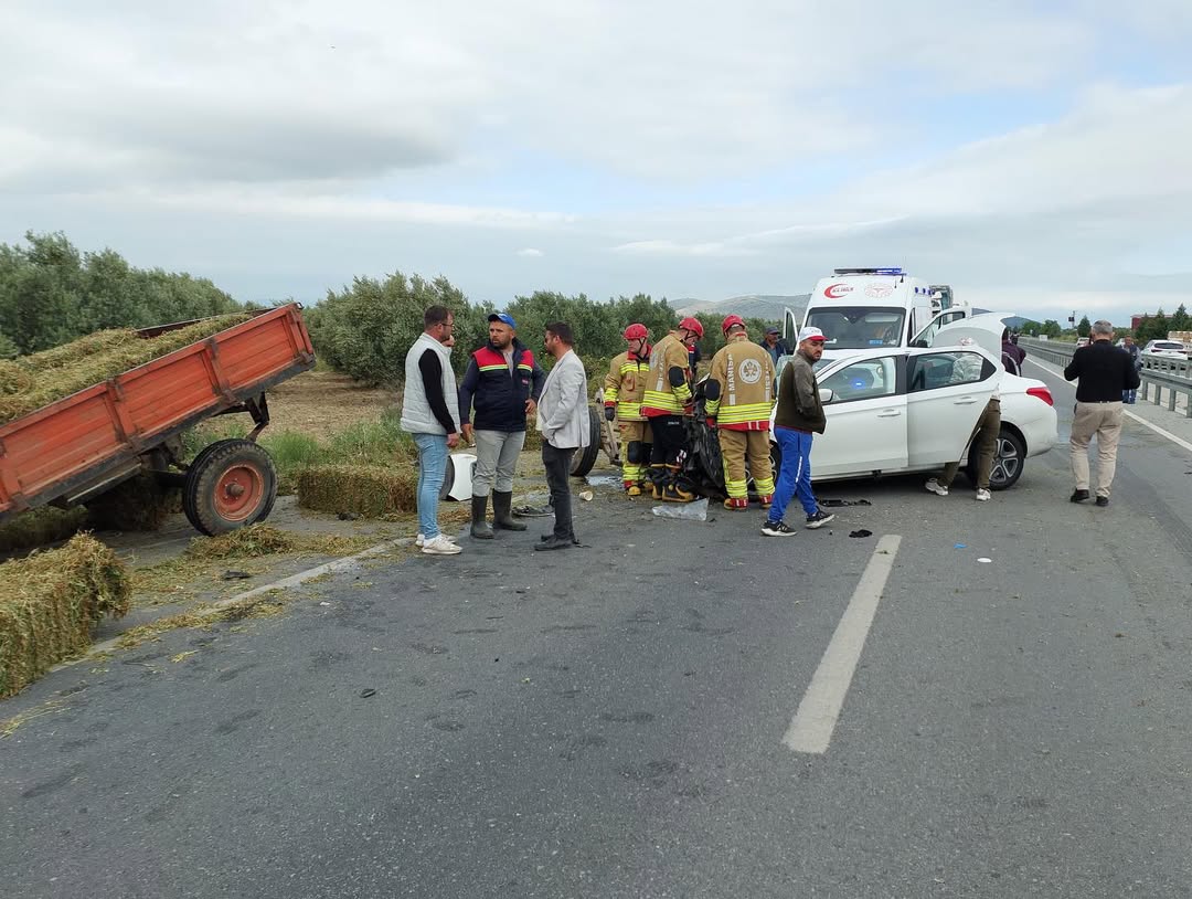 Akhisar Ilçemiz Sarıçalı Mevkiinde Meydana Gelen Çift Taraflı Trafik Kazasına Akhisar Ve Gölmarmara İtfaiye Ekiplerimiz Tarafından Müdahale Edilmiştir, Kazada Biri Sıkışık Iki Yaralı Çıkarılarak Sağlık Ekipleri (7)