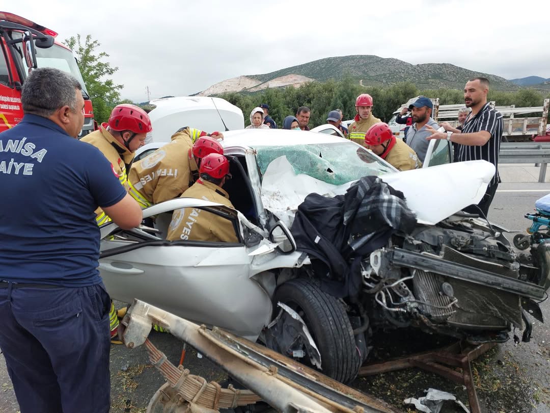 Akhisar Ilçemiz Sarıçalı Mevkiinde Meydana Gelen Çift Taraflı Trafik Kazasına Akhisar Ve Gölmarmara İtfaiye Ekiplerimiz Tarafından Müdahale Edilmiştir, Kazada Biri Sıkışık Iki Yaralı Çıkarılarak Sağlık Ekiplerine T
