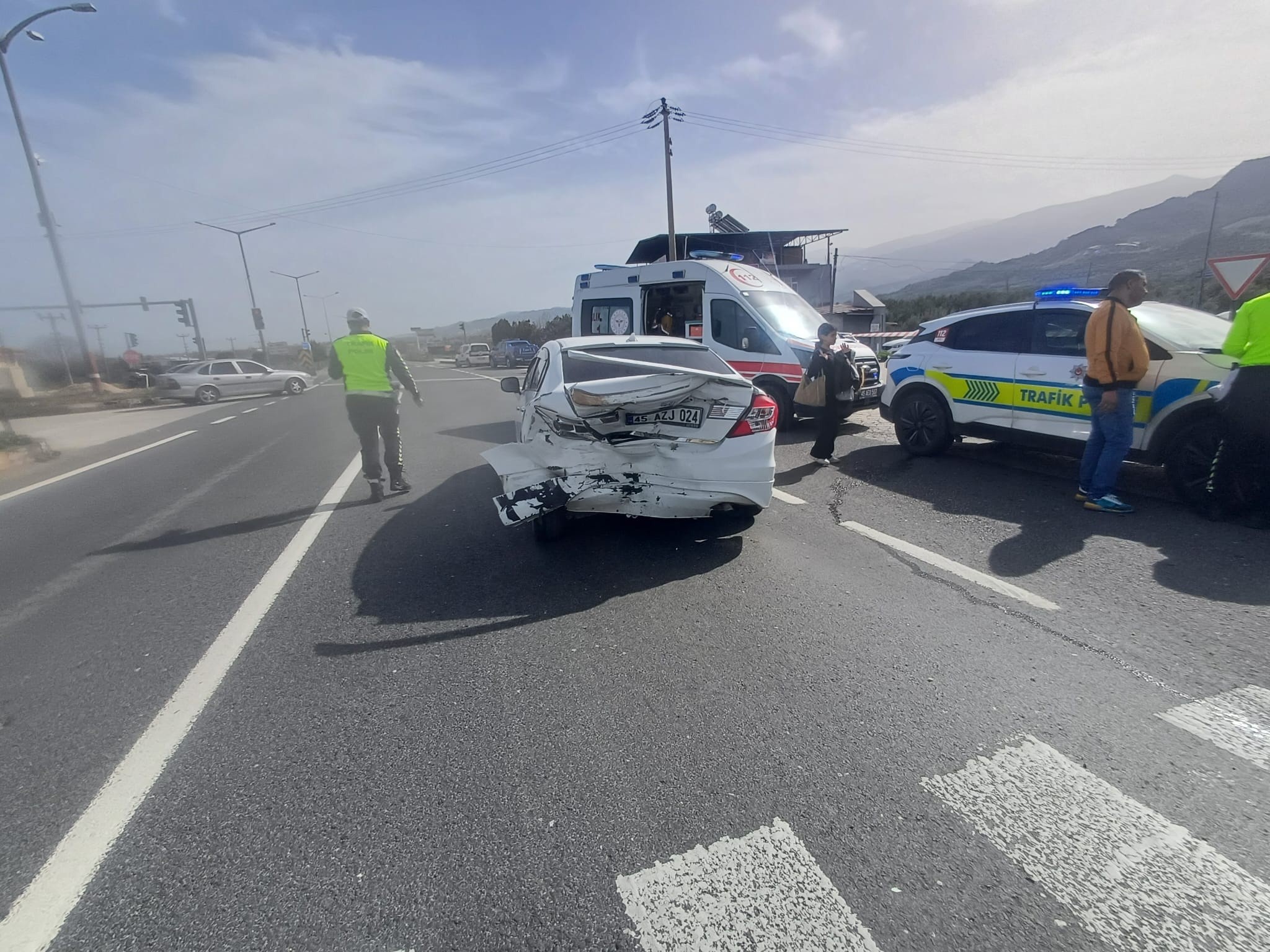 İtfaiye ekiplerinin olay yerindeki çalışma anı