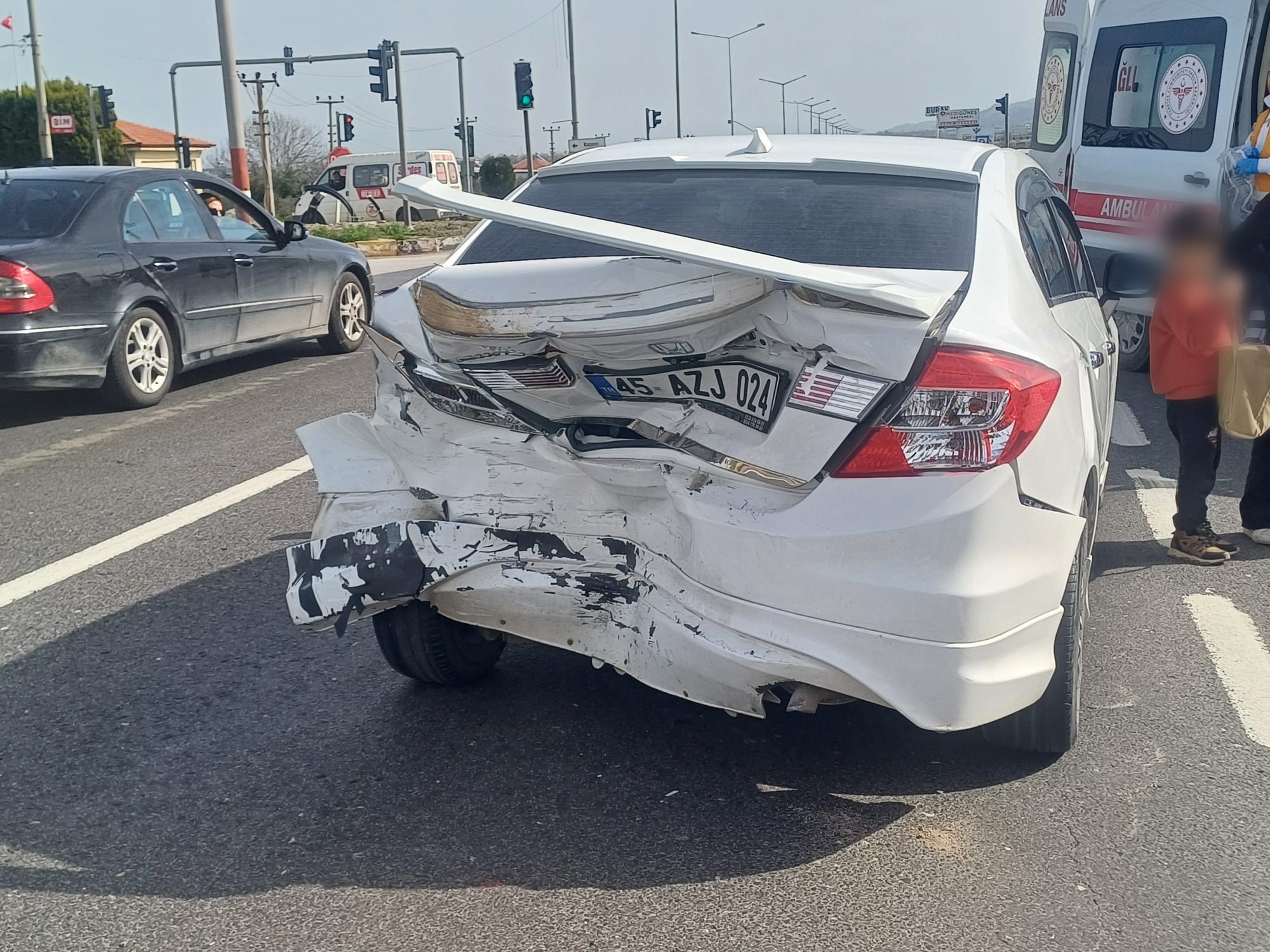 Manisa'da 5 kişinin yaralandığı kaza yerinden ilk görüntüler