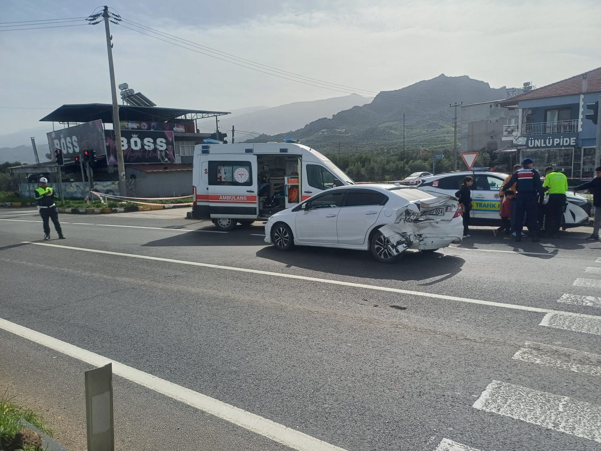 Yaralılara sağlık ekiplerinin müdahale ettiği anlar