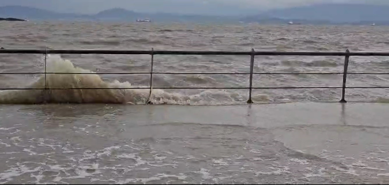 İzmir'de fırtına nedeniyle deniz seviyesi yükseldi