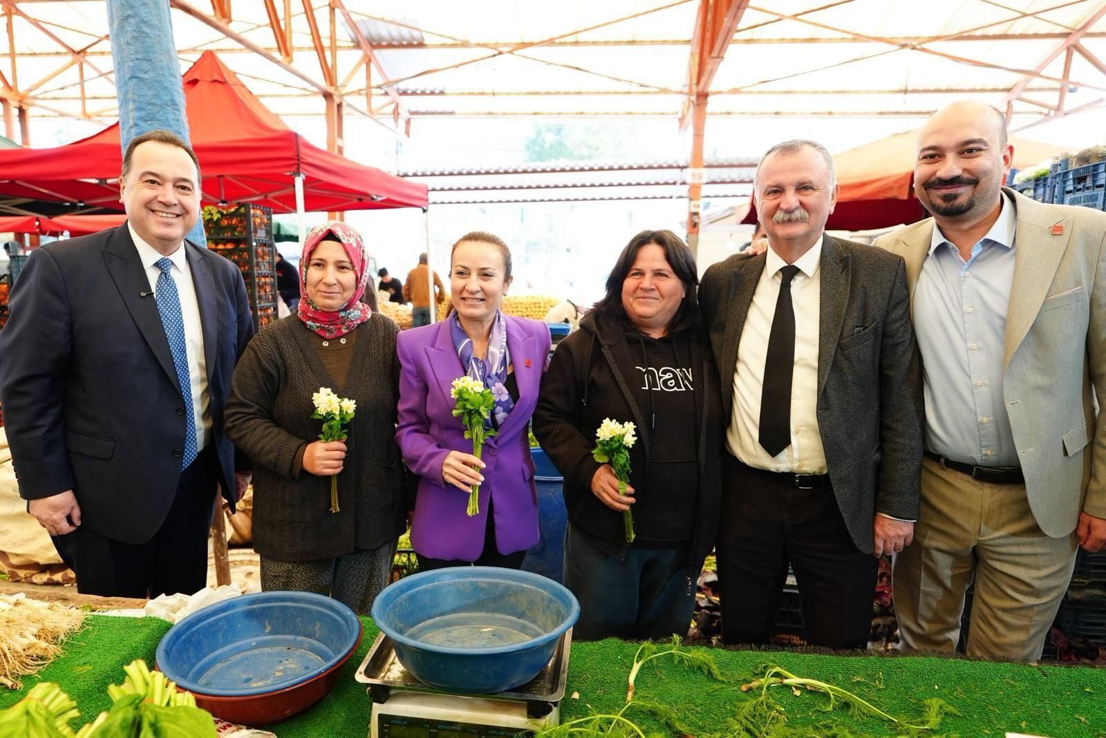 Başkan Dutlulu’dan 8 Mart’a Çiçekli Kutlama (2)