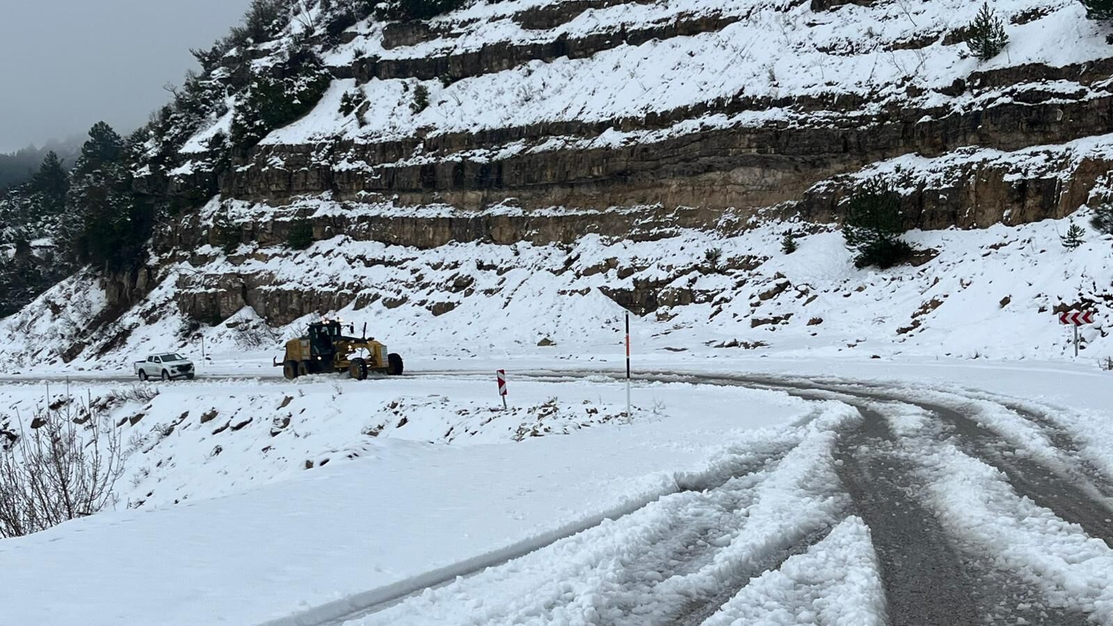 Manisa Büyükşehir Belediyesinden Spil Dağı’nda Kar Mesaisi (3)