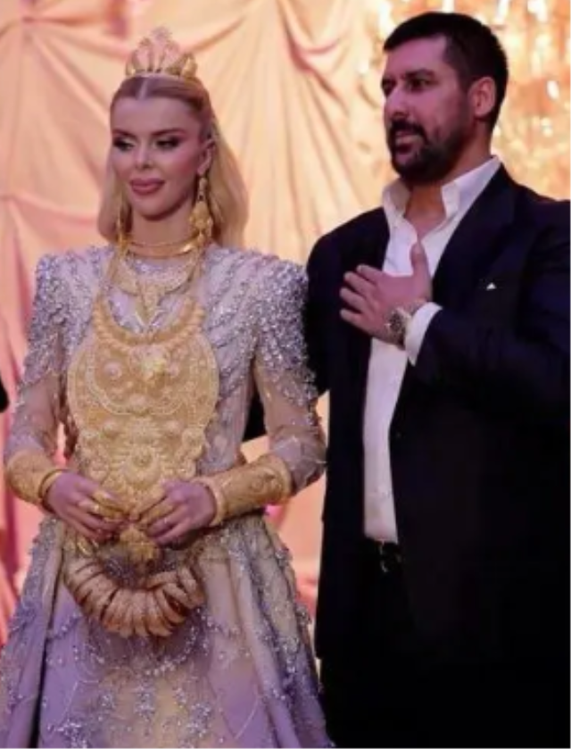 Vanli Kara Haydarin Esi Cagla 20223935 9715 1 M